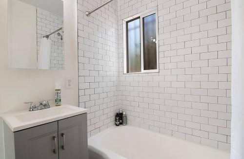 The Flats Apartamento | Hollywood Haven Updated 1BR Apt near Sunset Blvd