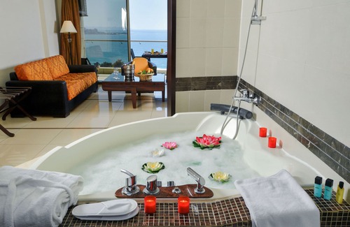 Maamelteine Hotel | Hollywood Inn Hotel