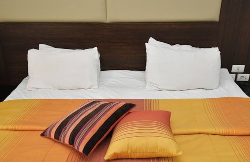 Maamelteine Hotel | Hollywood Inn Hotel