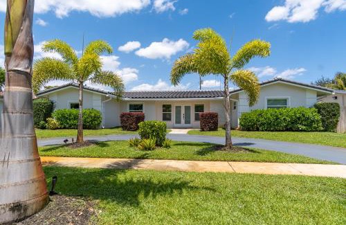 Hollywood Hills Casa | Hollywood Paradise Luxury 4BR 3BA Home and Outdoor Fun with Heated Pool