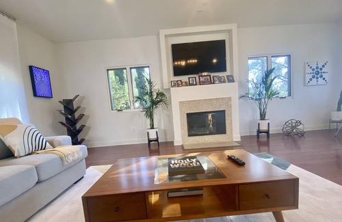 Beachwood Canyon Casa | Hollywood sign view 3bd house