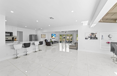 North Central Hollywood Casa | Hollywood Villa on the water - Modern 4 BR w/ dock + hot tub