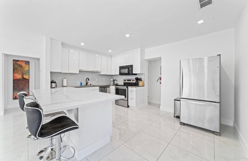 North Central Hollywood Casa | Hollywood Villa on the water - Modern 4 BR w/ dock + hot tub