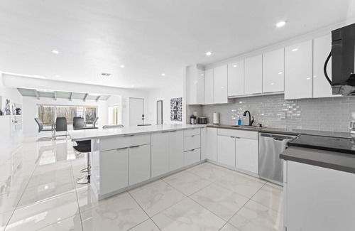 North Central Hollywood Casa | Hollywood Villa on the water - Modern 4 BR w/ dock + hot tub