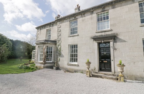 Carnforth Cabaña | HOLMERE BANK, pet friendly, with open fire in Carnforth