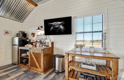 Fredericksburg Casa | Holy Cow Cottage with Amazing Hill Country Views