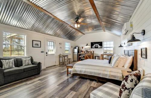 Fredericksburg Casa | Holy Cow Cottage with Amazing Hill Country Views
