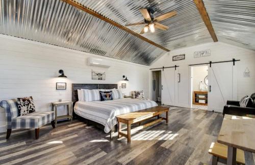 Fredericksburg Casa | Holy Cow Cottage with Amazing Hill Country Views