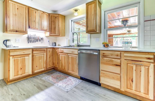 Southfield Casa | Home ~ 17 Mi to Detroit w/ Patio & Grill!