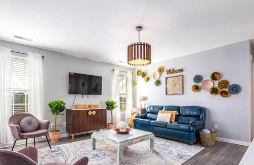 Athens Casa | Home 3 bedroom sleeps 8 · Airport · I-65 · Toyota