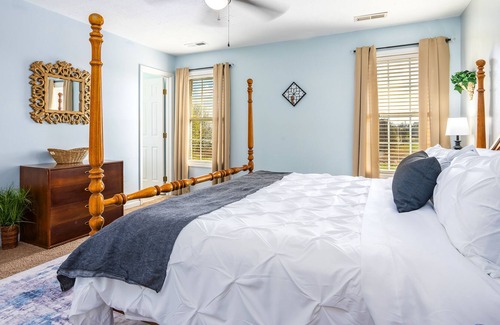 Athens Casa | Home 3 bedroom sleeps 8 · Airport · I-65 · Toyota