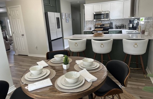Flour Bluff Casa | Home- 3 Bedrooms 2 bathrooms +2car garage + Ev charger . Two blocks from water