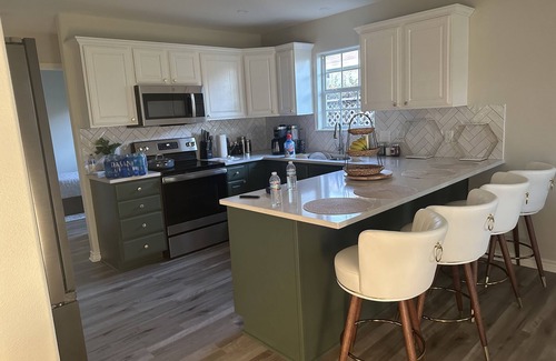 Flour Bluff Casa | Home- 3 Bedrooms 2 bathrooms +2car garage + Ev charger . Two blocks from water