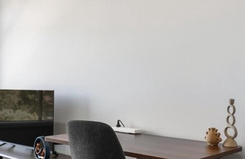 Mitchell Park Apartamento | Home Abroad - 3BR with Dedicated Workspace