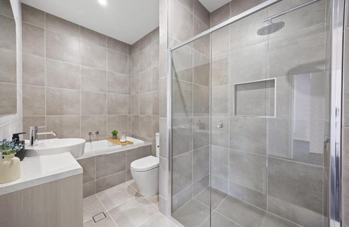 Mitchell Park Apartamento | Home Abroad - 3BR with Dedicated Workspace