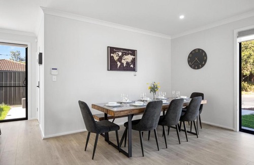Mitchell Park Apartamento | Home Abroad - 3BR with Dedicated Workspace