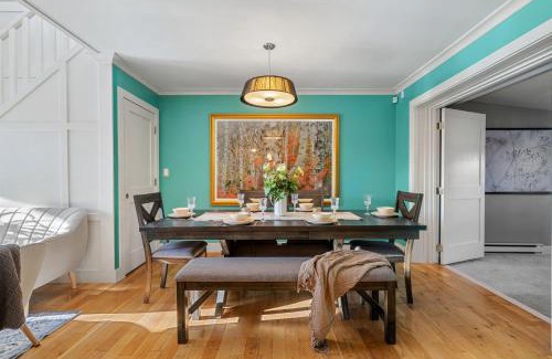 Northwest Calgary Casa | Home Alone Retreat