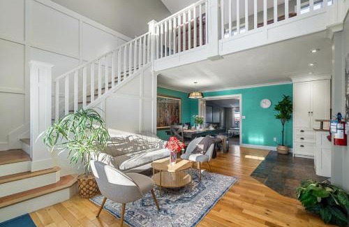 Northwest Calgary Casa | Home Alone Retreat