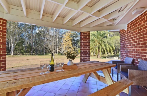 Lovedale Casa | Home Among the Gum Trees - Lovedale. Central to wineries and wedding venues