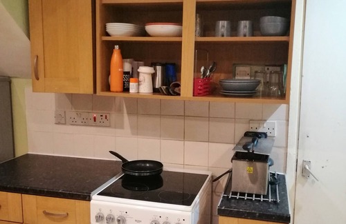 Manchester Casa | Casa y lejos, 1 habitación privada, compartiendo la casa con otros 2 invitados.