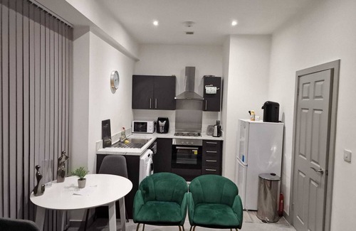 Brierley Hill Apartamento | Home Away From Home