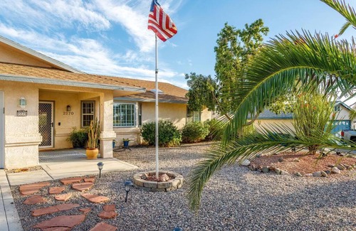 Lake Havasu City Apartamento | Home Away From Home! Stylish, Pool, Games, Firepit