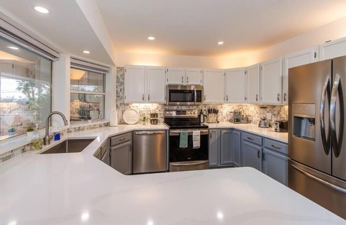 Lake Havasu City Apartamento | Home Away From Home! Stylish, Pool, Games, Firepit