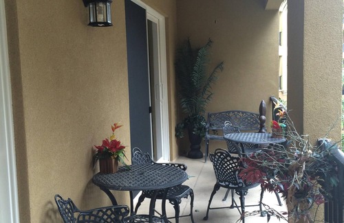 Henderson Point Condominio | "Hogar lejos del hogar" En este bellamente decoradas con muebles modernos.