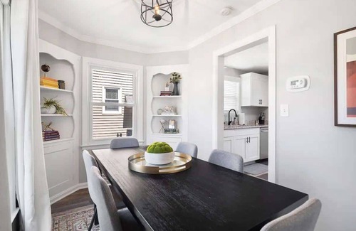 South Euclid Casa | Home Away From Home - Beautiful Yard