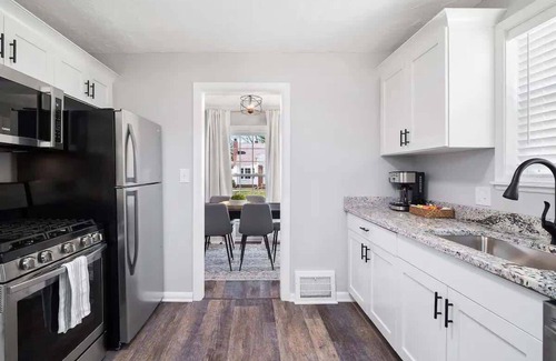South Euclid Casa | Home Away From Home - Beautiful Yard