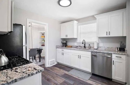 South Euclid Casa | Home Away From Home - Beautiful Yard