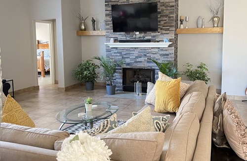 Tomball Casa | Home away from home! 4-BR with Backyard and full kitchen! Explore Parks & More!!