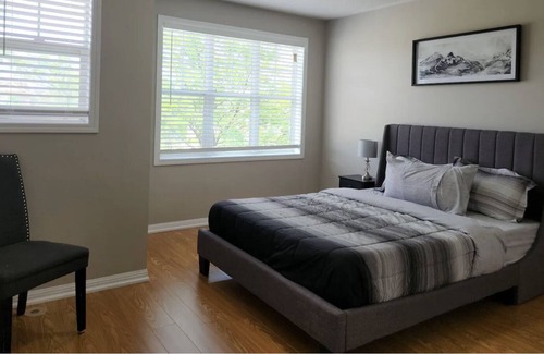 Halton Regional Municipality Casa | Home Away From Home! 4-bedroom house with a fully equipped kitchen, wi-fi & a TV