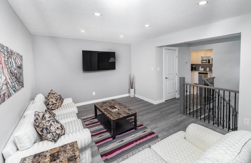 Calgary Casa | Home away from home 5 min away From away from dt cozy full townhome pet friendly