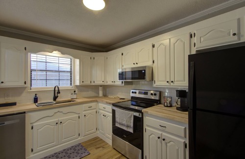 Texarkana Casa | Home Away from Home & Business Ready
