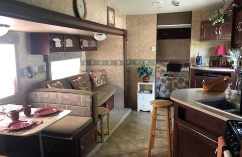 Marietta Alquiler De RV | Home away from home is what you'll find in this RV in Marietta Ohio.