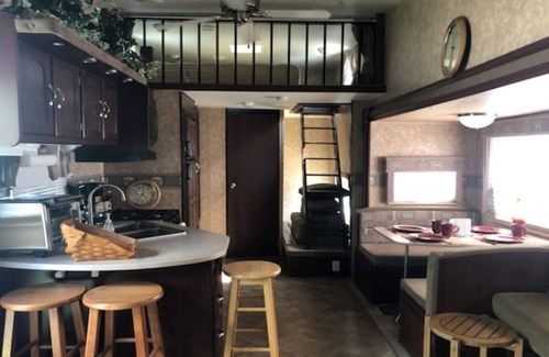 Marietta Alquiler De RV | Home away from home is what you'll find in this RV in Marietta Ohio.