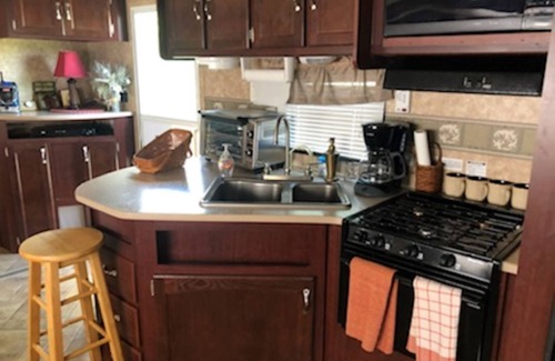 Marietta Alquiler De RV | Home away from home is what you'll find in this RV in Marietta Ohio.