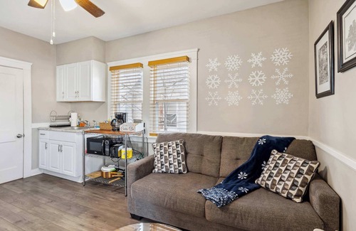 Lakewood Apartamento | Home Away from Home near Downtown CLE- Entire APT!