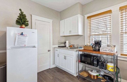 Lakewood Apartamento | Home Away from Home near Downtown CLE- Entire APT!