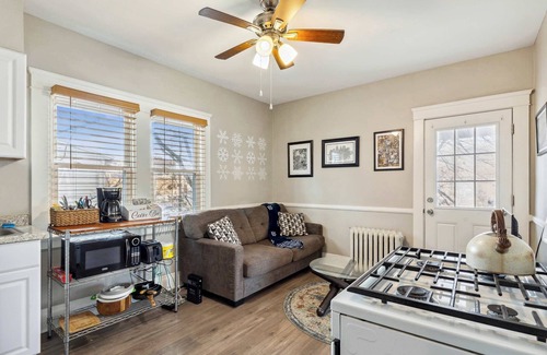 Lakewood Apartamento | Home Away from Home near Downtown CLE- Entire APT!