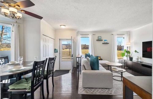 Southeast Calgary Apartamento | Home Away From Home » Pet Friendly » Work Space
