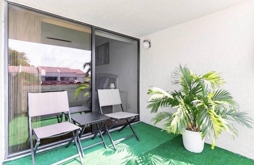 Inverrary Casa | Home Away From Home, Private Room with a Private bathroom and balcony