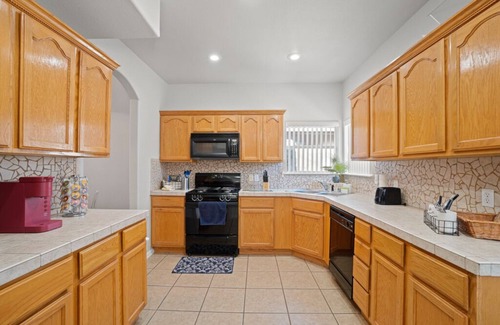 Biggs Field Casa | 🏡Home Away From Home. 🐶Yes dogs. No cats
