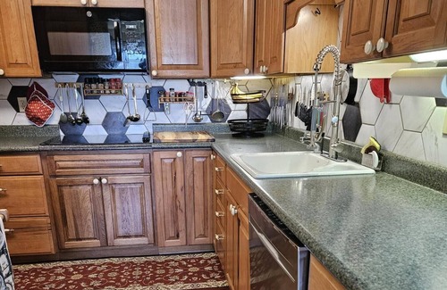 Cascade Locks Casa | Home by the river, welcoming & sweet! Pet friendly.