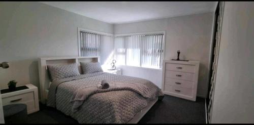 Papatoetoe Casa | Home Close to Amenities and Airport.