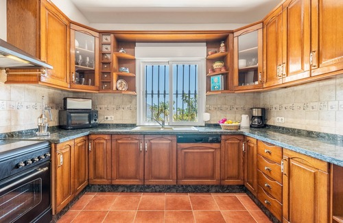 Otivar Casa | Casa "Cortijo La Alberquilla" con vistas a la montaña, vistas al mar, piscina, Wi-Fi y jardín