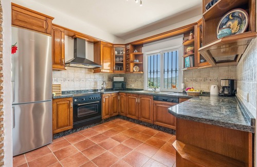 Otivar Casa | Casa "Cortijo La Alberquilla" con vistas a la montaña, vistas al mar, piscina, Wi-Fi y jardín