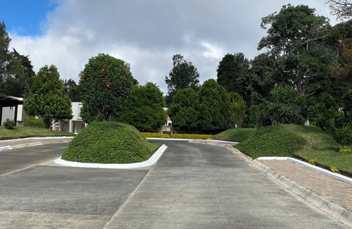 Villa Canales Casa | Home en Carretera a El Salvador 7 minutes away from Casa de Dios Church!
