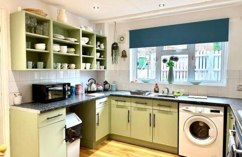 St Leonards-On-Sea Casa | Home from Home sleeps seven